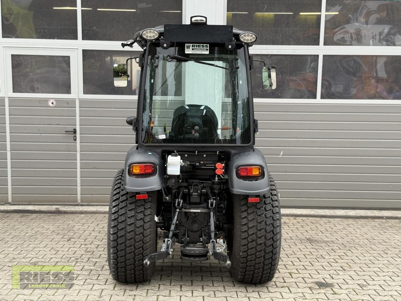 Traktor des Typs Solis 26 HST Kabine Panther (Black), Neumaschine in Homberg/Ohm - Maulbach (Bild 3)