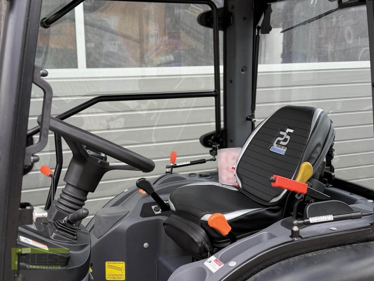 Traktor des Typs Solis 26 HST Kabine Panther (Black), Neumaschine in Homberg/Ohm - Maulbach (Bild 4)
