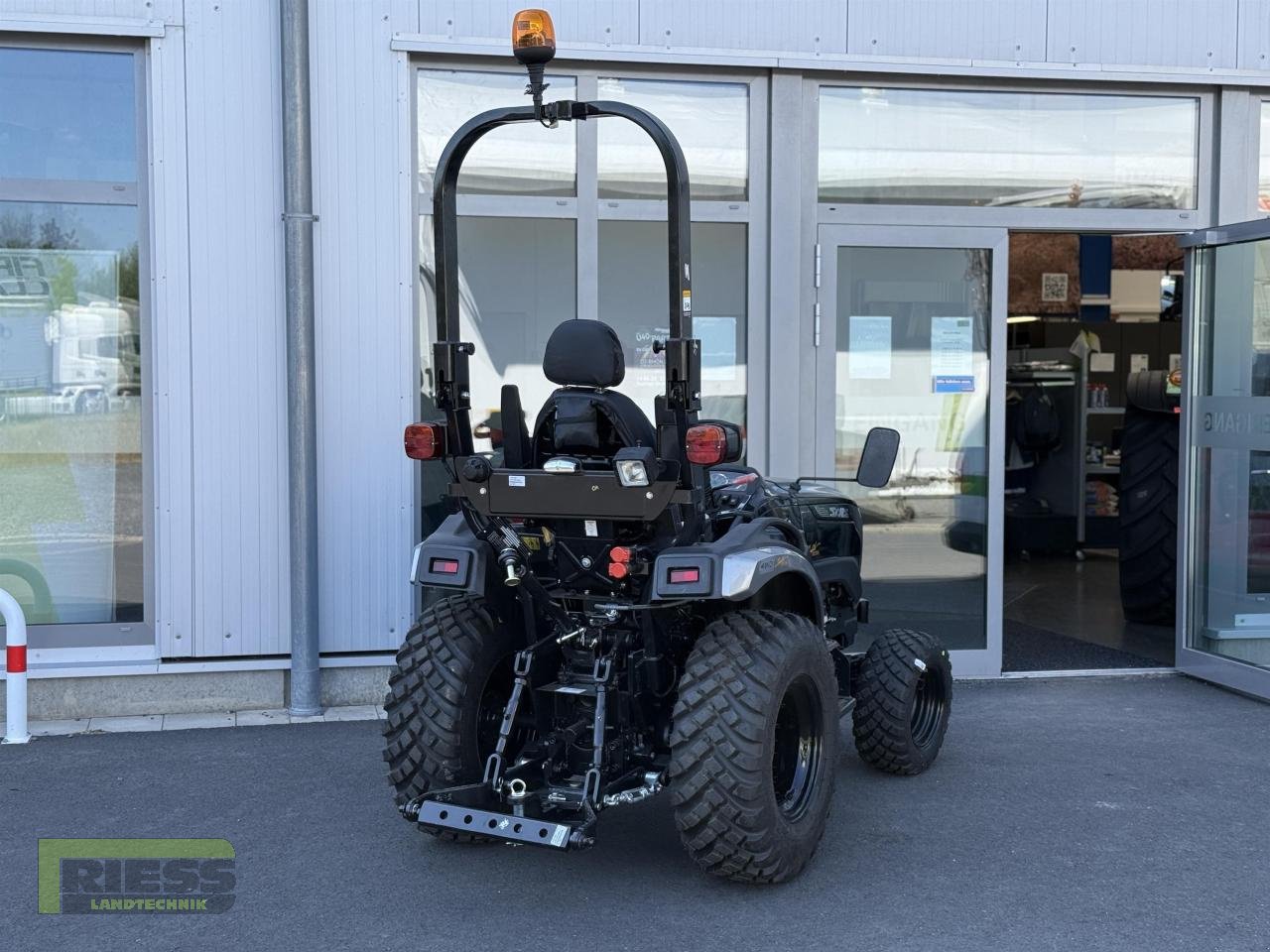 Traktor of the type Solis 26 HST Rops Panther, Neumaschine in Homberg/Ohm - Maulbach (Picture 9)