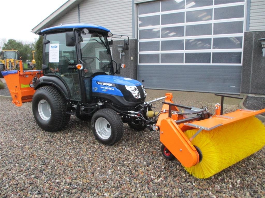 Traktor типа Solis 26 HST Snow Edition med frontlift, front PTO, Thyregod TK 1600 kost, med hydraulisk sving og SSP140 saltudlægger, Gebrauchtmaschine в Lintrup (Фотография 14)