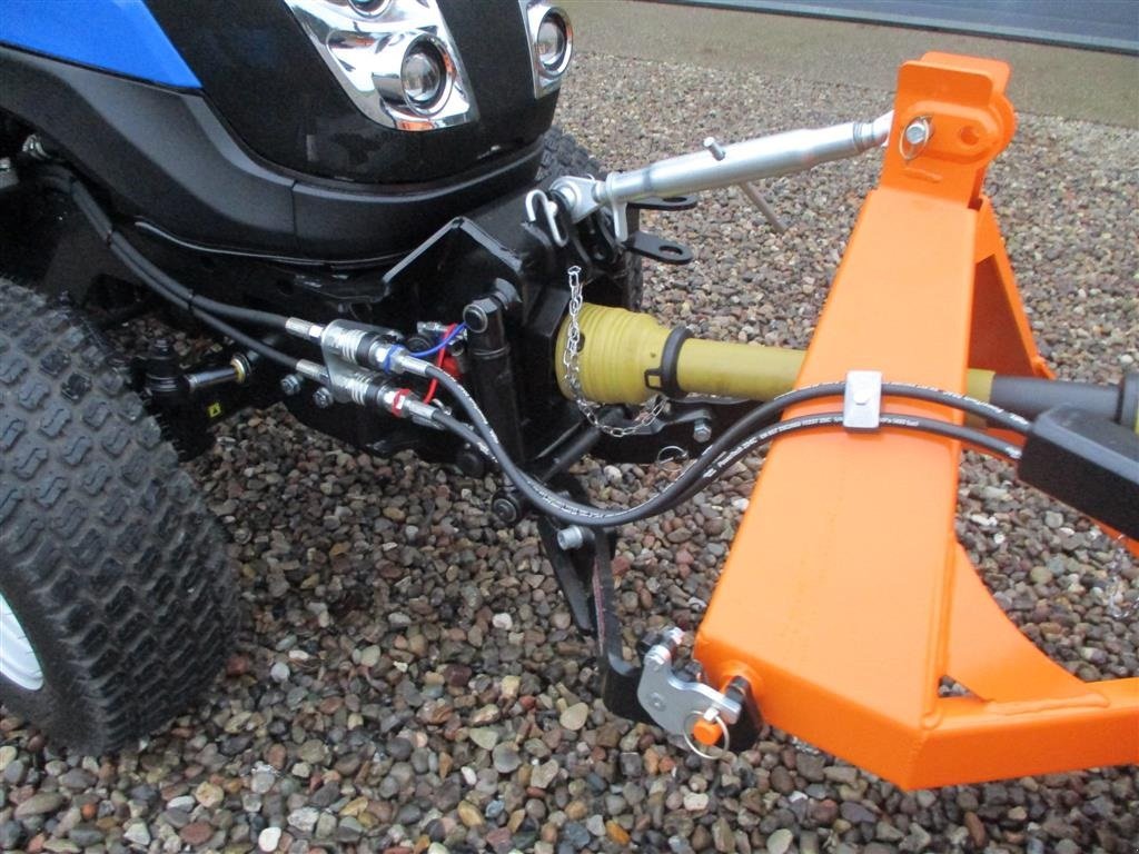 Traktor za tip Solis 26 HST Snow Edition med frontlift, front PTO, Thyregod TK 1600 kost, med hydraulisk sving og SSP140 saltudlægger, Gebrauchtmaschine u Lintrup (Slika 16)
