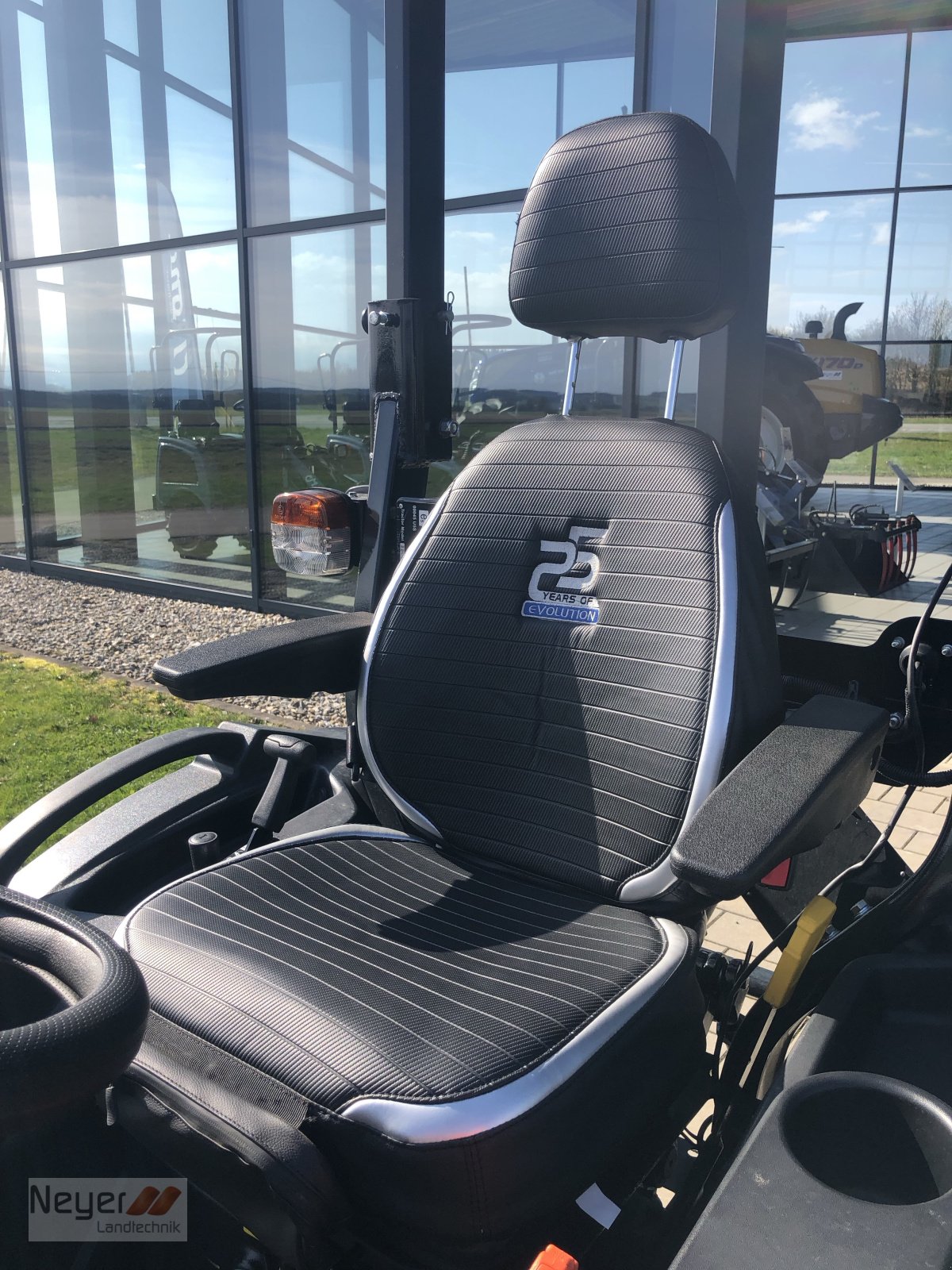 Traktor of the type Solis 26, Neumaschine in Bad Waldsee Mennisweiler (Picture 8)