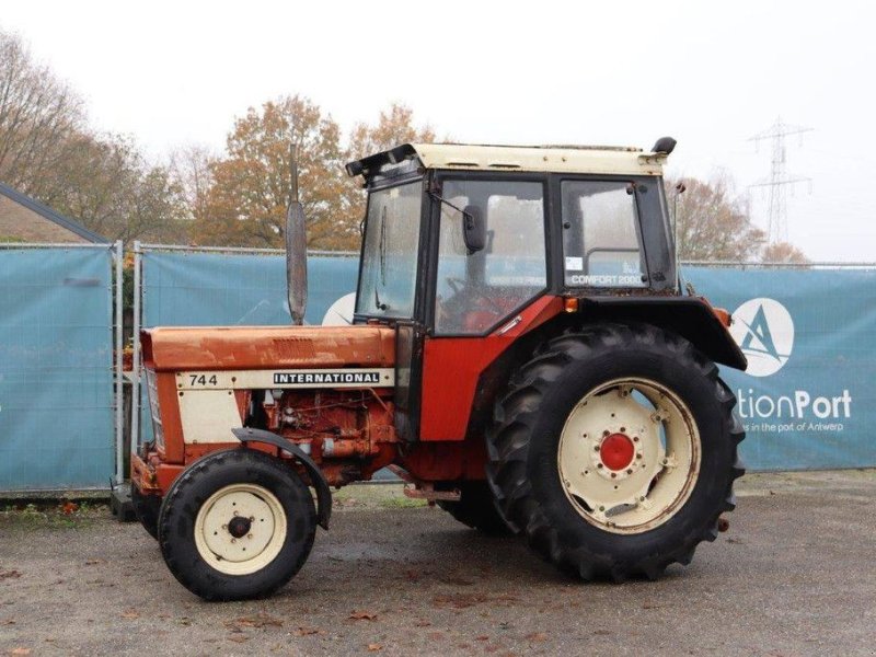 Traktor типа Sonstige International 744, Gebrauchtmaschine в Antwerpen (Фотография 1)