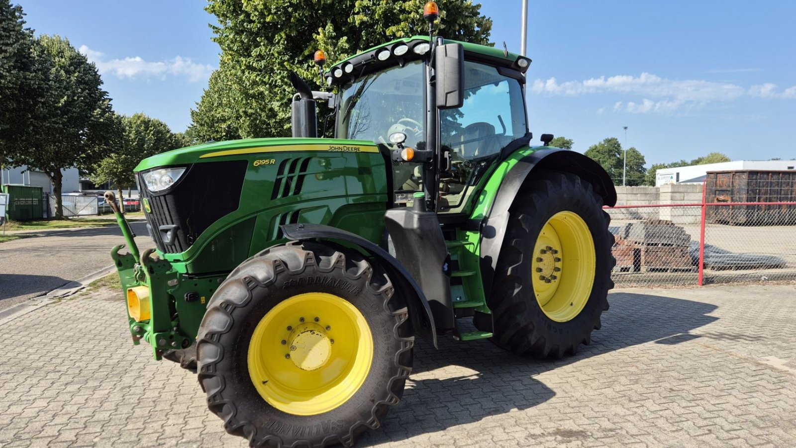 Traktor of the type Sonstige JOHN DEERE 6195R AP-40 Lucht Fronthef PTO TLS HCS, Gebrauchtmaschine in Schoonebeek (Picture 2)