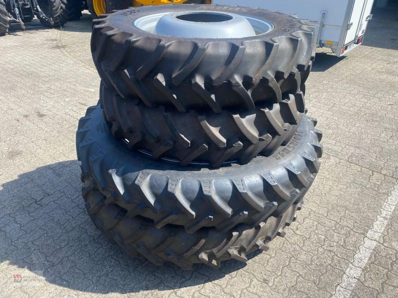 Traktor of the type Sonstige PFLEGERÄDER 320/90R42 & 340/85R48, Gebrauchtmaschine in Oyten (Picture 1)