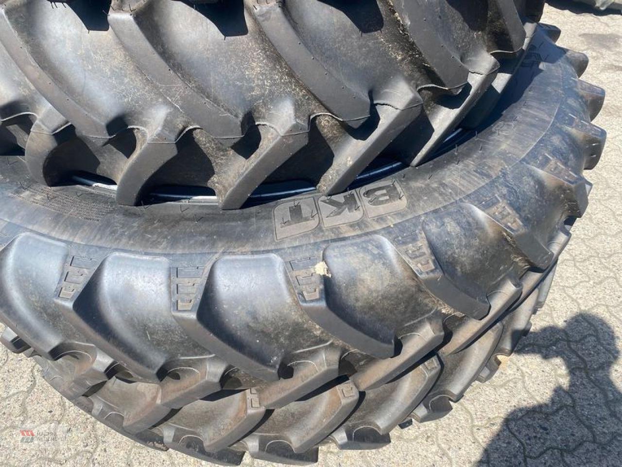 Traktor of the type Sonstige PFLEGERÄDER 320/90R42 & 340/85R48, Gebrauchtmaschine in Oyten (Picture 4)