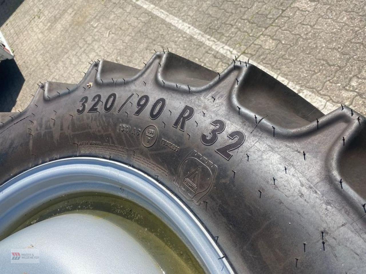 Traktor of the type Sonstige PFLEGERÄDER 320/90R42 & 340/85R48, Gebrauchtmaschine in Oyten (Picture 5)