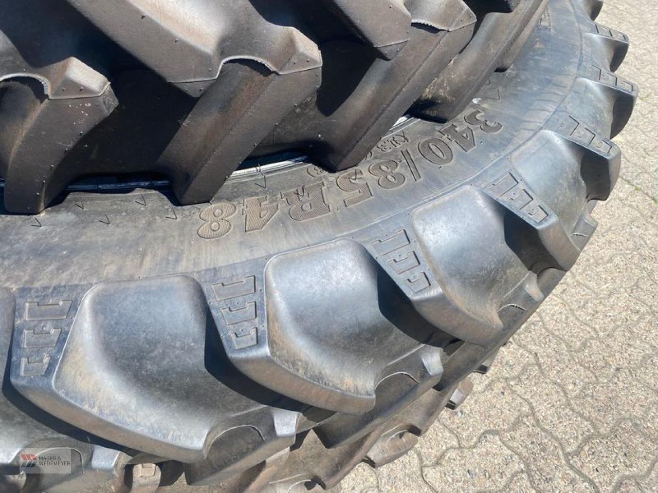 Traktor of the type Sonstige PFLEGERÄDER 320/90R42 & 340/85R48, Gebrauchtmaschine in Oyten (Picture 6)