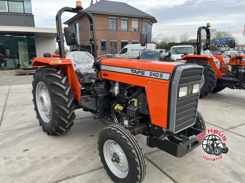 Traktor от тип Sonstige Tafe 240S, Neumaschine в MIJNSHEERENLAND
