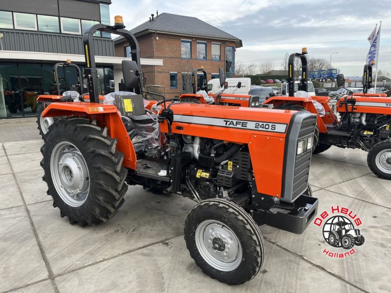 Traktor от тип Sonstige Tafe 240S, Neumaschine в MIJNSHEERENLAND