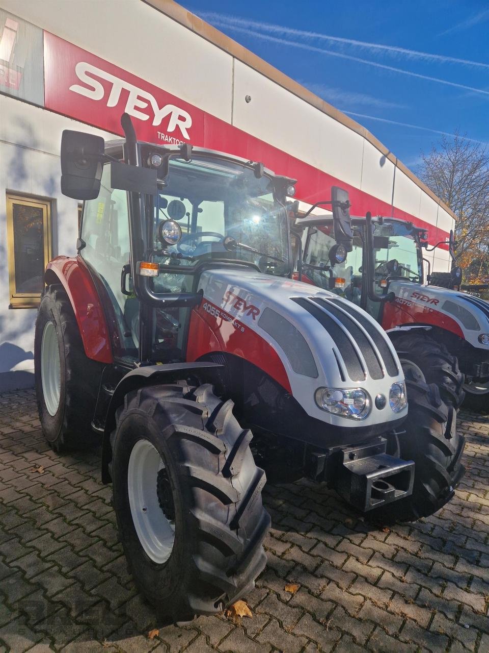 Traktor of the type Steyr 4055 Kompakt S, Neumaschine in Straubing (Picture 1)