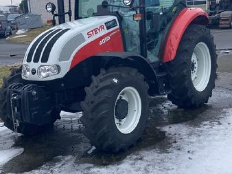Traktor of the type Steyr 4055 KOMPAKT S, Neumaschine in Vehlow