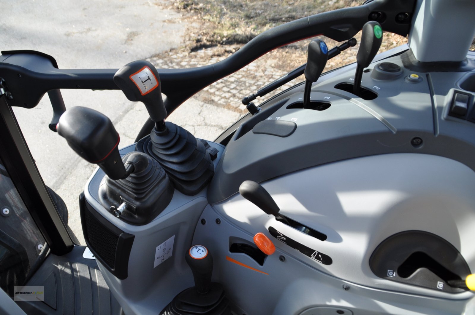 Traktor des Typs Steyr 4055 S Kompakt, Neumaschine in Lalling (Bild 11)