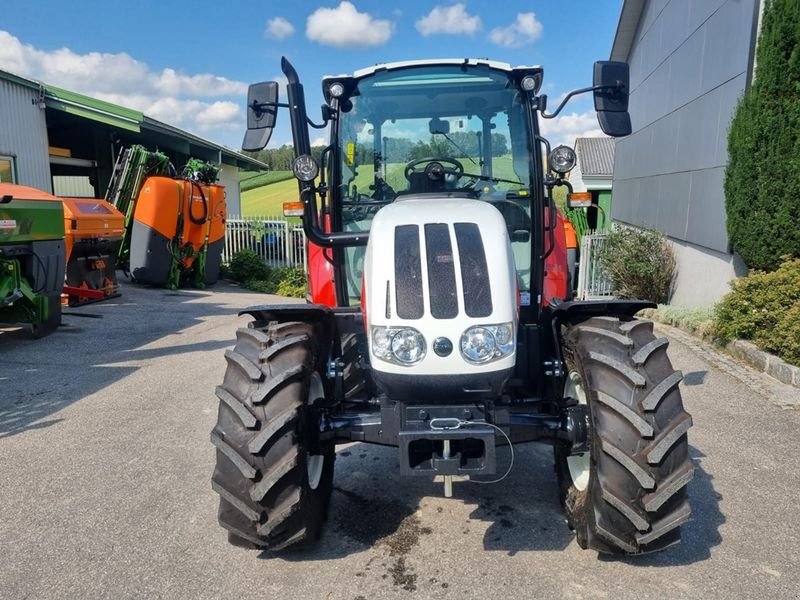 Traktor des Typs Steyr 4065 Kompakt S (Stage V), Neumaschine in St. Marienkirchen (Bild 2)