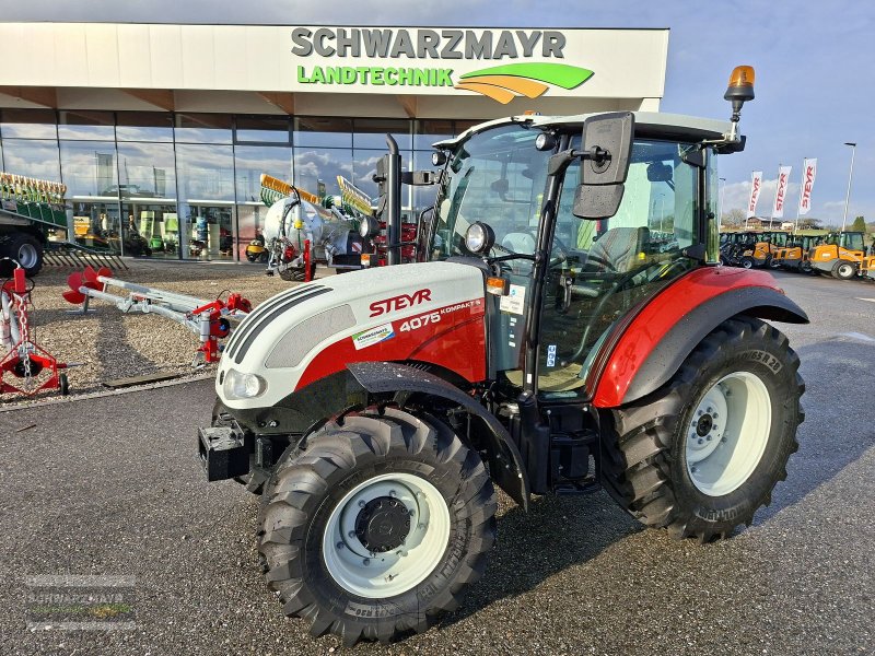 Traktor of the type Steyr 4075 Kompakt S St.V, Neumaschine in Gampern