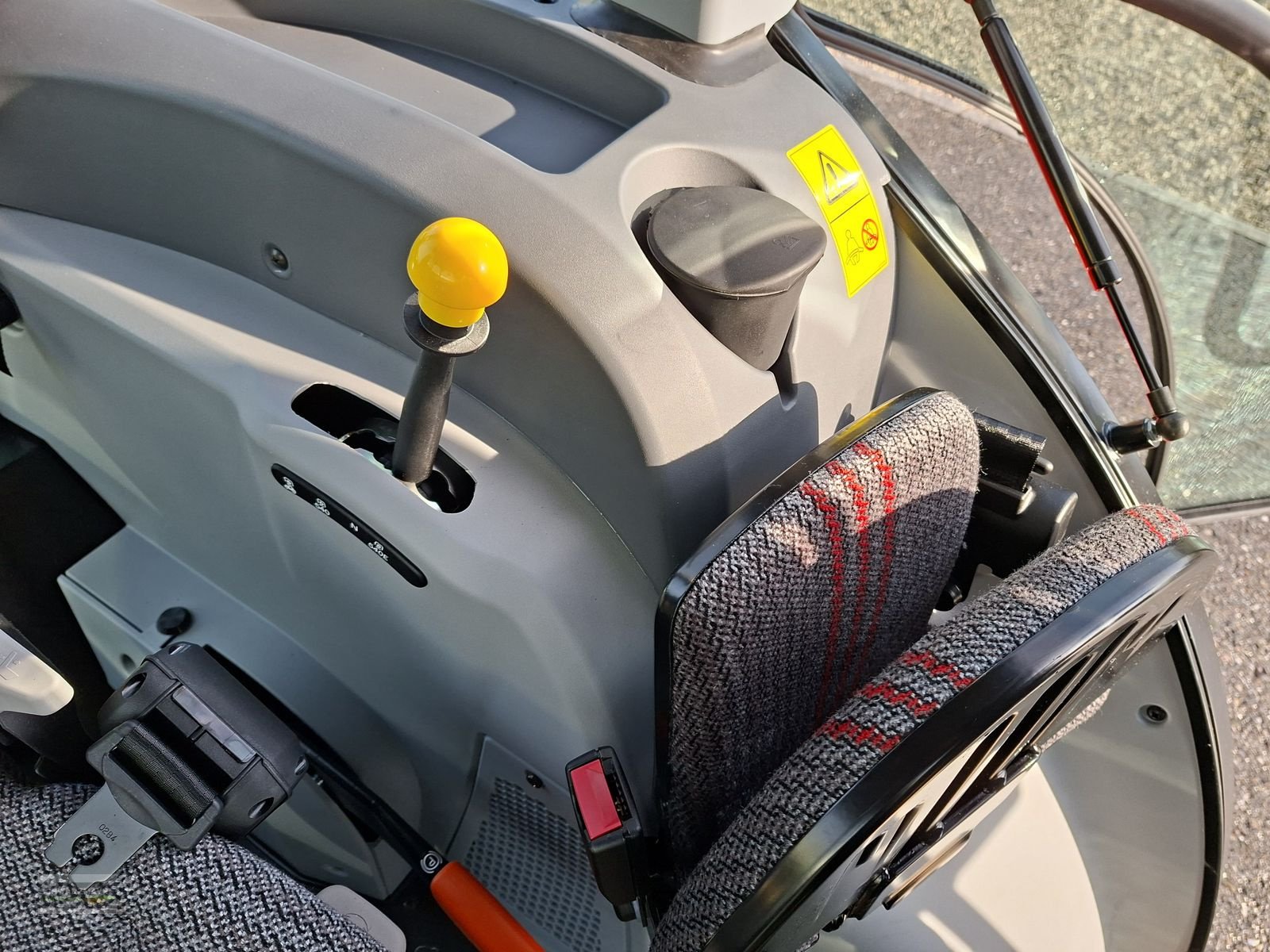 Traktor van het type Steyr 4075 Kompakt S St.V, Neumaschine in Gampern (Foto 18)