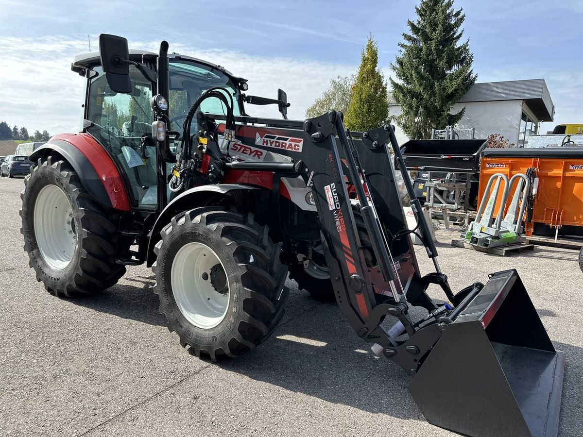 Traktor des Typs Steyr 4090 Kompakt (Stage V), Neumaschine in St. Marienkirchen (Bild 3)