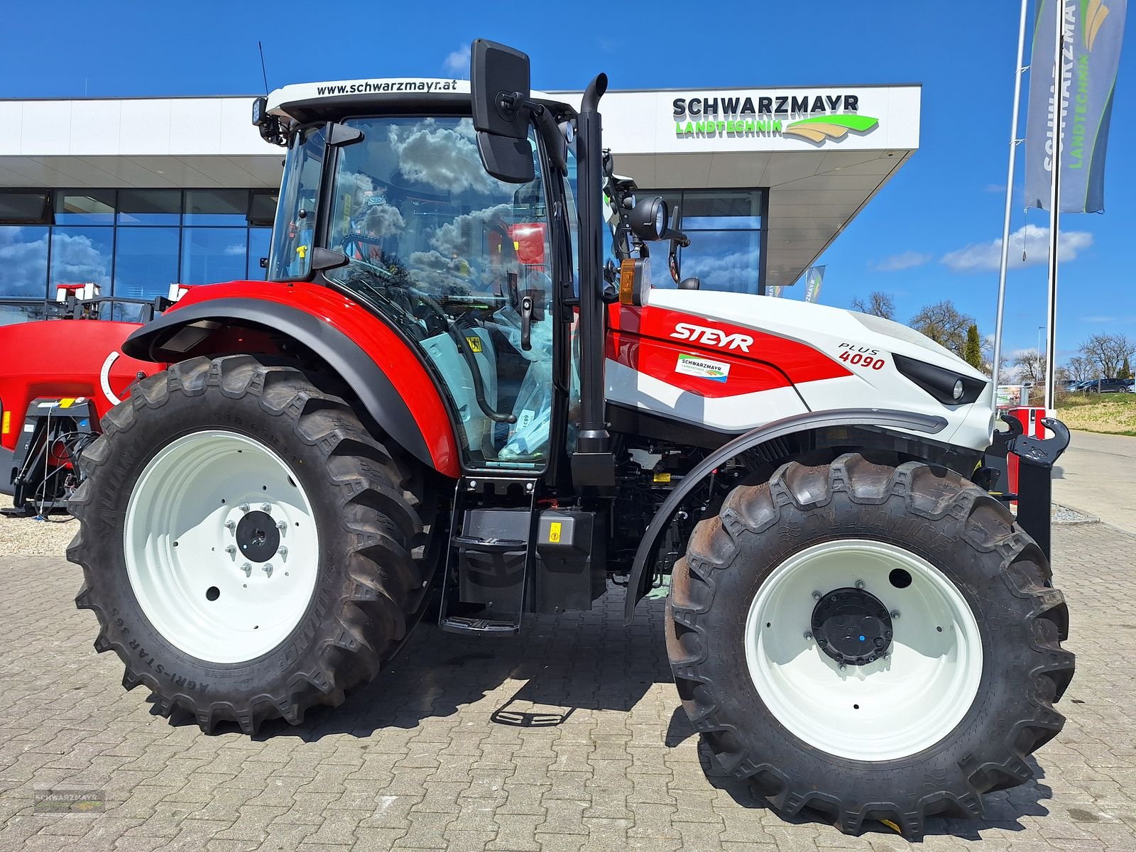 Traktor of the type Steyr 4090 PLUS, Neumaschine in Aurolzmünster (Picture 1)