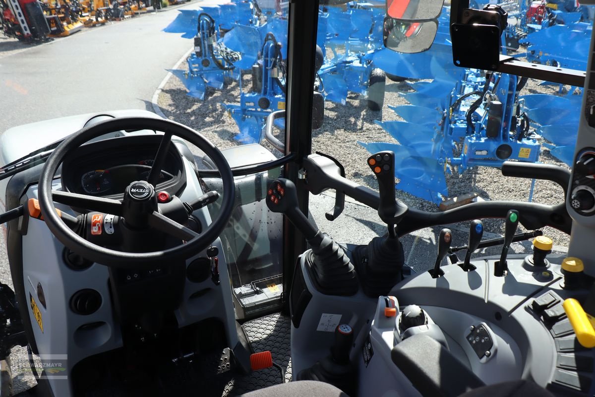 Traktor des Typs Steyr 4100 Kompakt (Stage V), Neumaschine in Gampern (Bild 16)