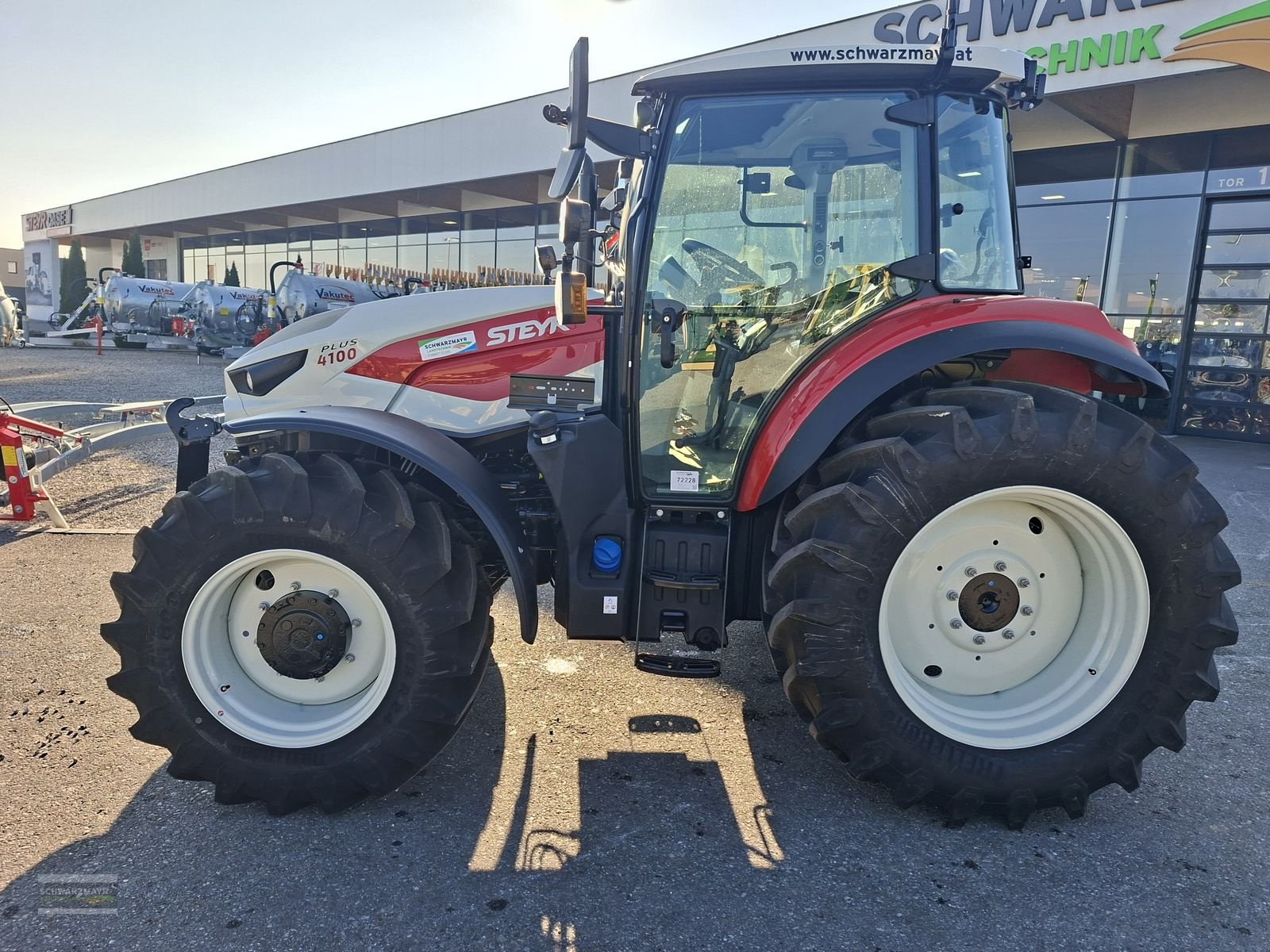 Traktor of the type Steyr 4100 PLUS, Neumaschine in Gampern (Picture 2)