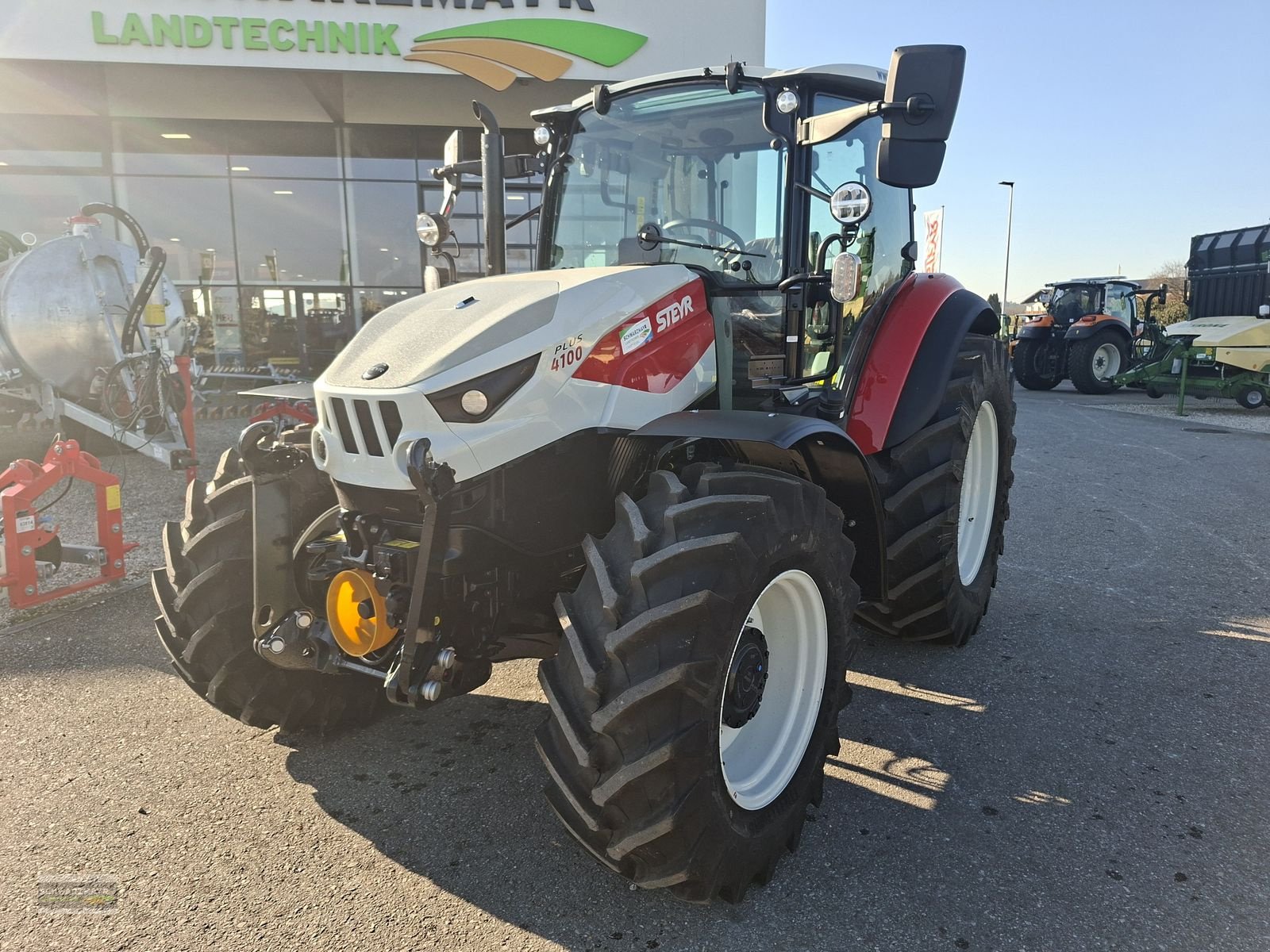 Traktor of the type Steyr 4100 PLUS, Neumaschine in Gampern (Picture 3)