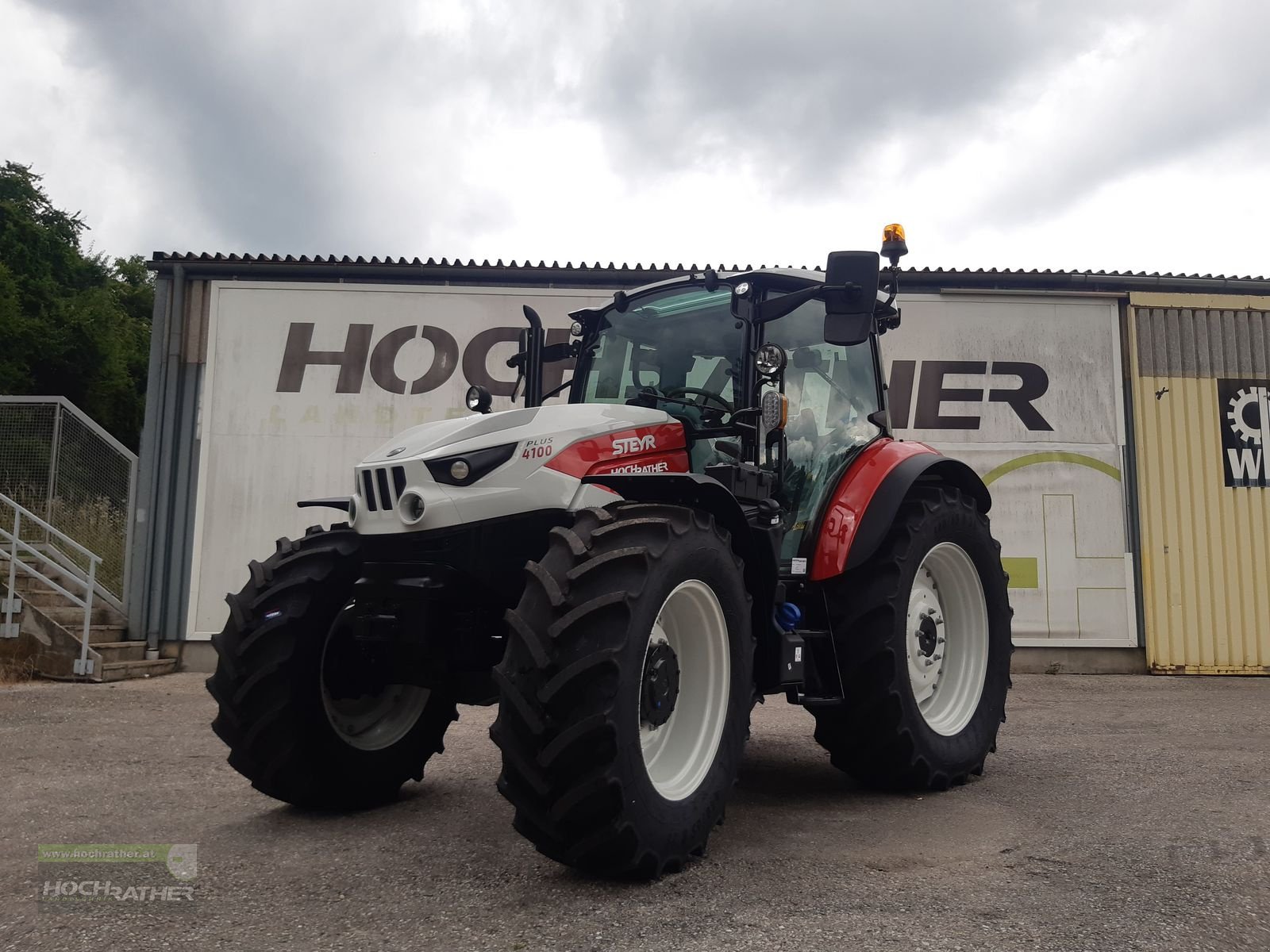Traktor of the type Steyr 4100 PLUS, Neumaschine in Kronstorf (Picture 1)