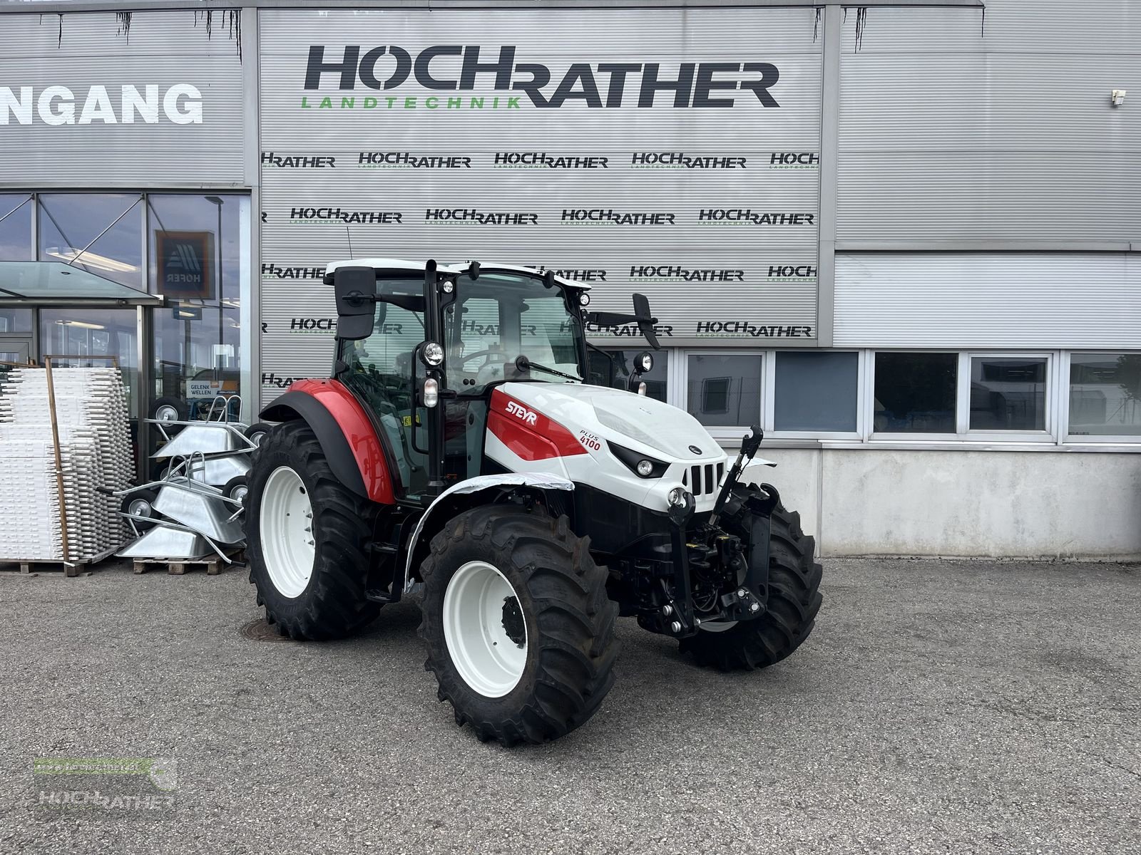 Traktor of the type Steyr 4100 PLUS, Neumaschine in Kronstorf (Picture 1)