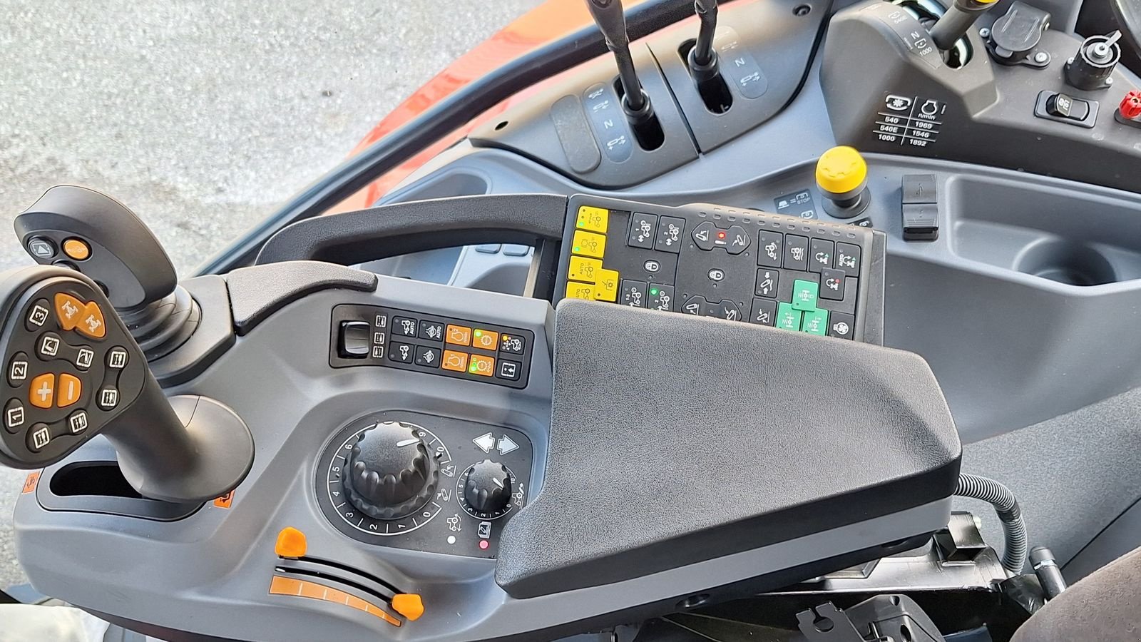 Traktor of the type Steyr 4110 Expert CVT, Neumaschine in Bergheim (Picture 9)