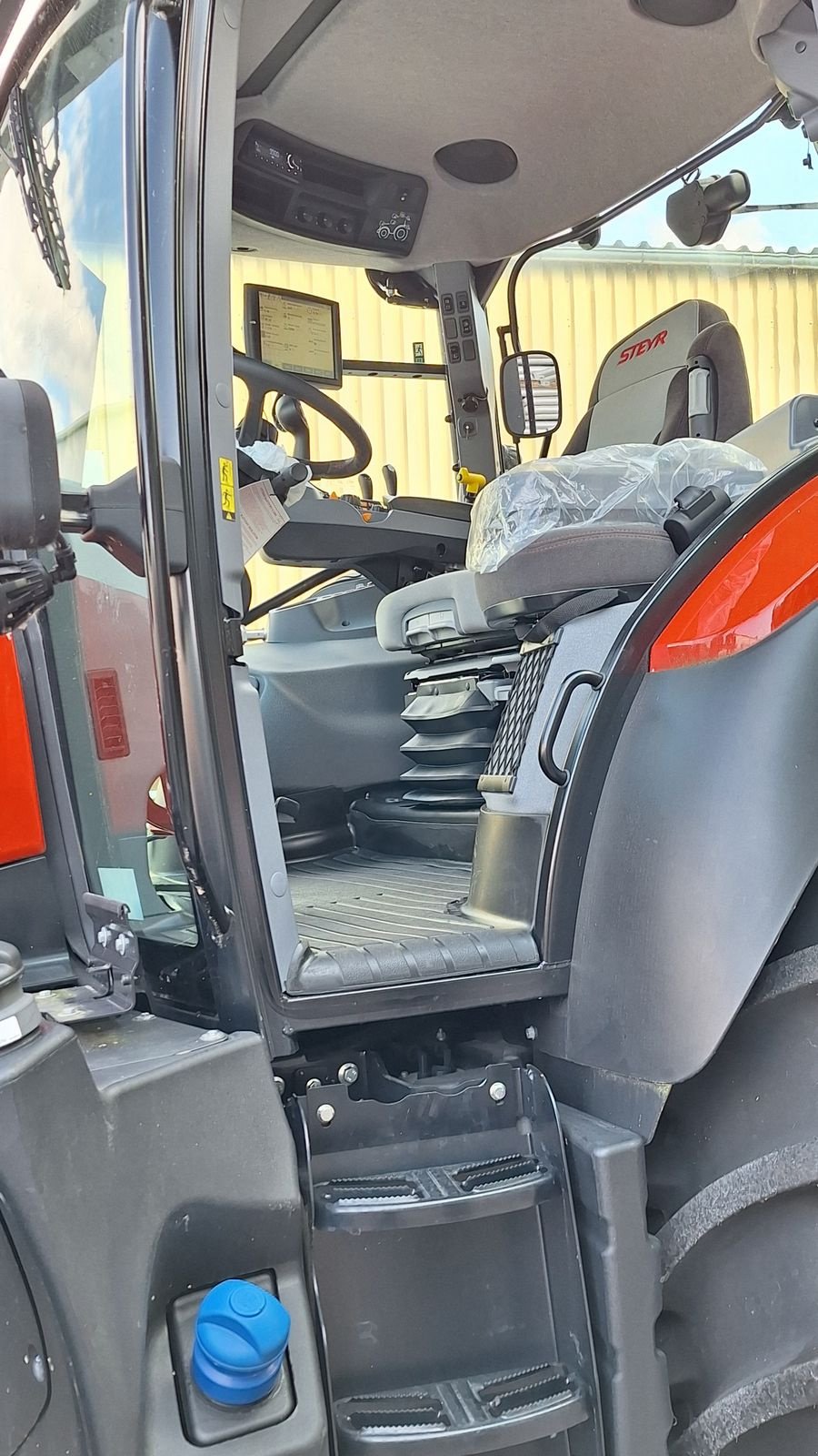 Traktor of the type Steyr 4110 Expert CVT, Neumaschine in Bergheim (Picture 8)
