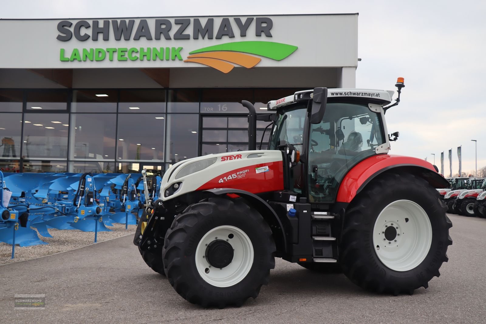 Traktor of the type Steyr 4145 Profi CVT, Neumaschine in Aurolzmünster (Picture 1)