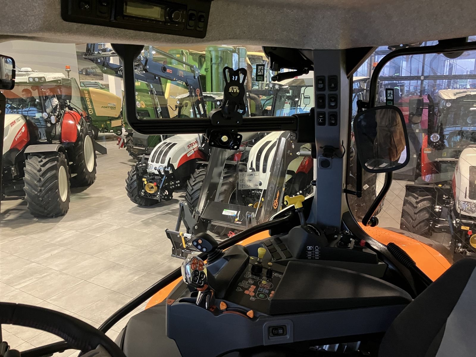 Traktor van het type Steyr 6150 Profi CVT Kommunal, Vorführmaschine in Schlitters (Foto 25)