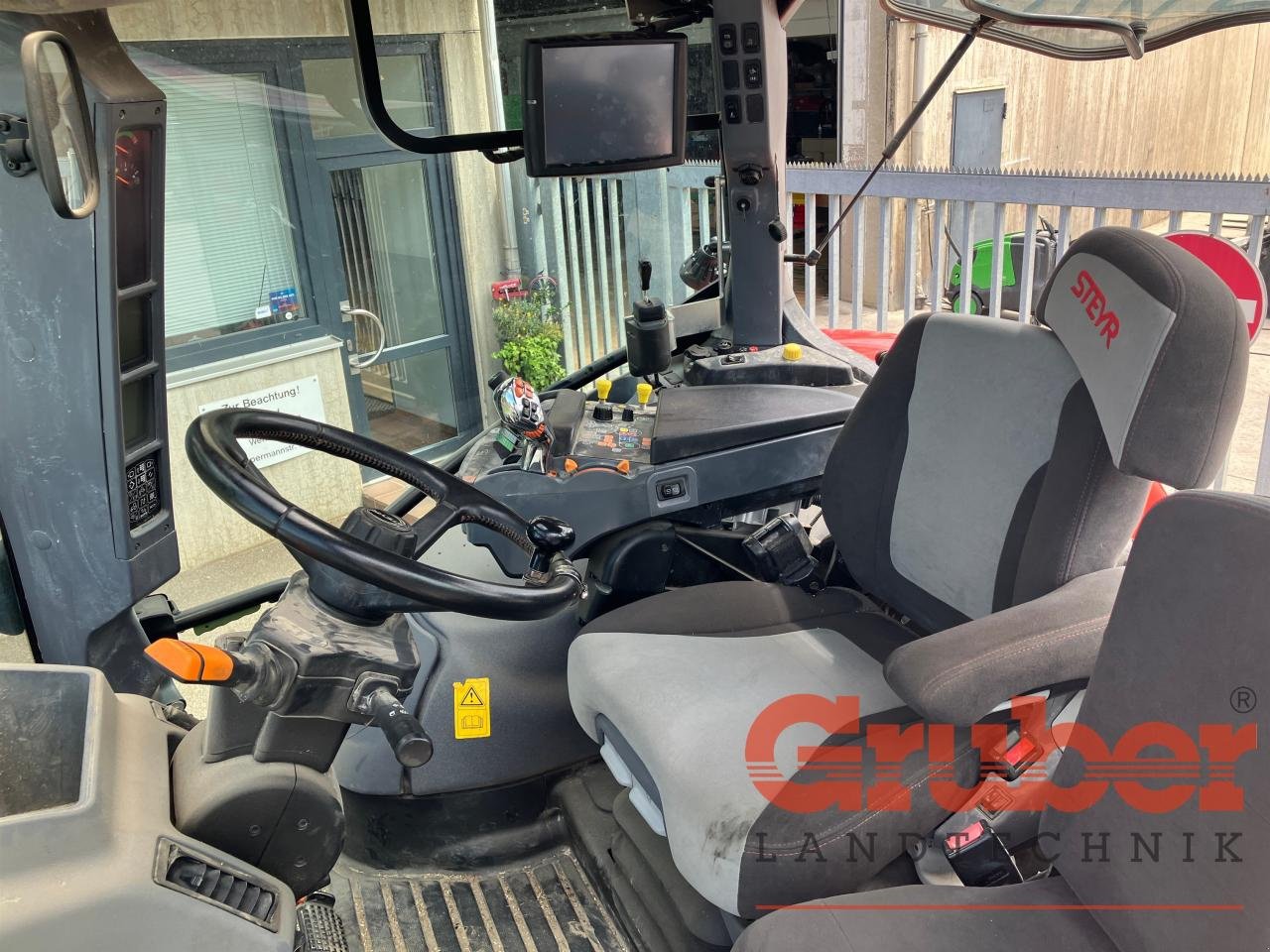Traktor of the type Steyr CVT 6185 Hi-eSCR, Gebrauchtmaschine in Ampfing (Picture 9)