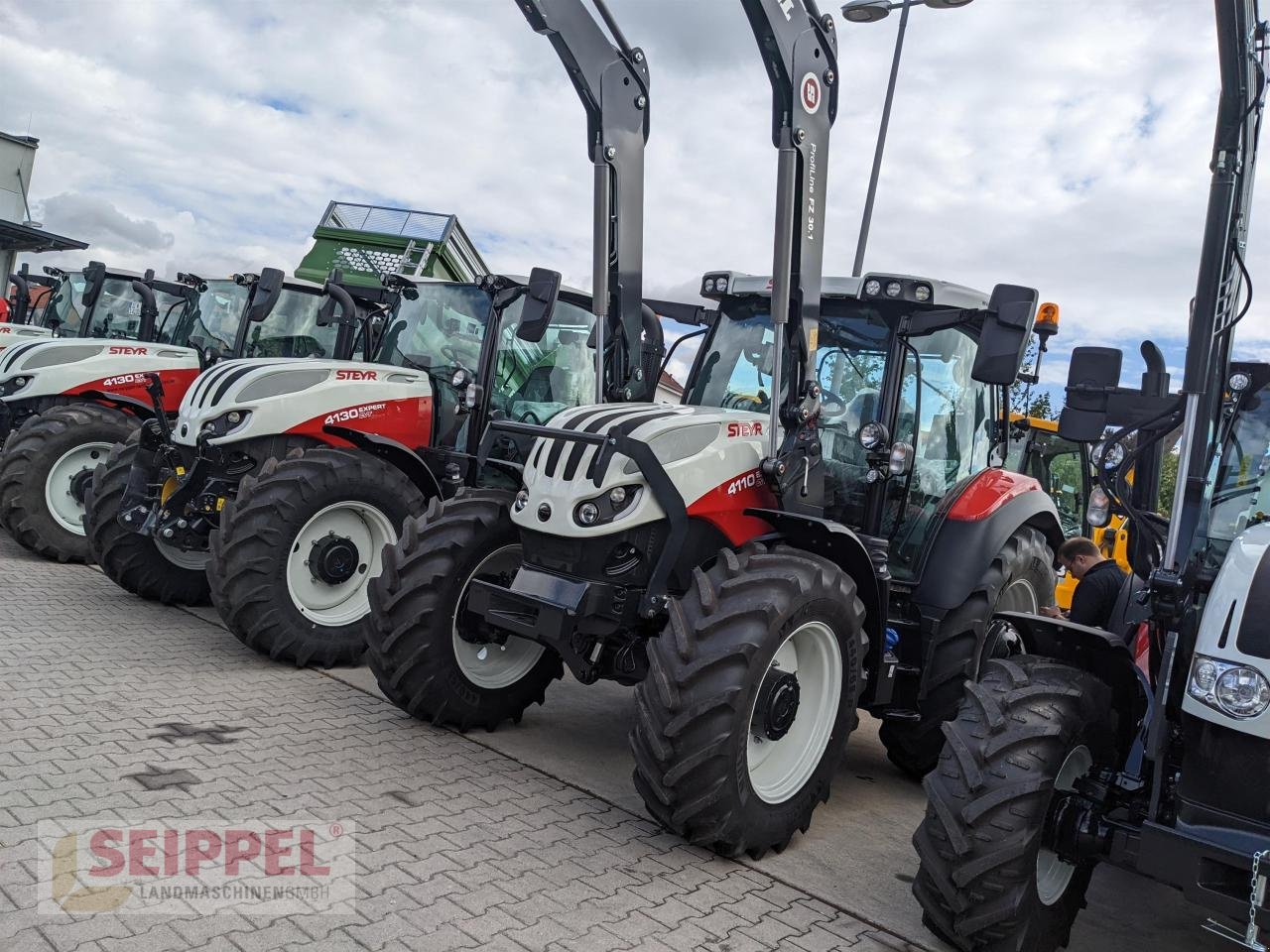 Traktor des Typs Steyr EXPERT 4110 CVT mit Stoll FZ 30.1, Neumaschine in Groß-Umstadt (Bild 2)