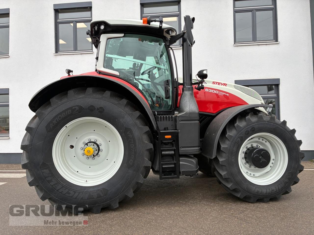 Traktor des Typs Steyr Terrus 6300 CVT, Neumaschine in Friedberg-Derching (Bild 9)