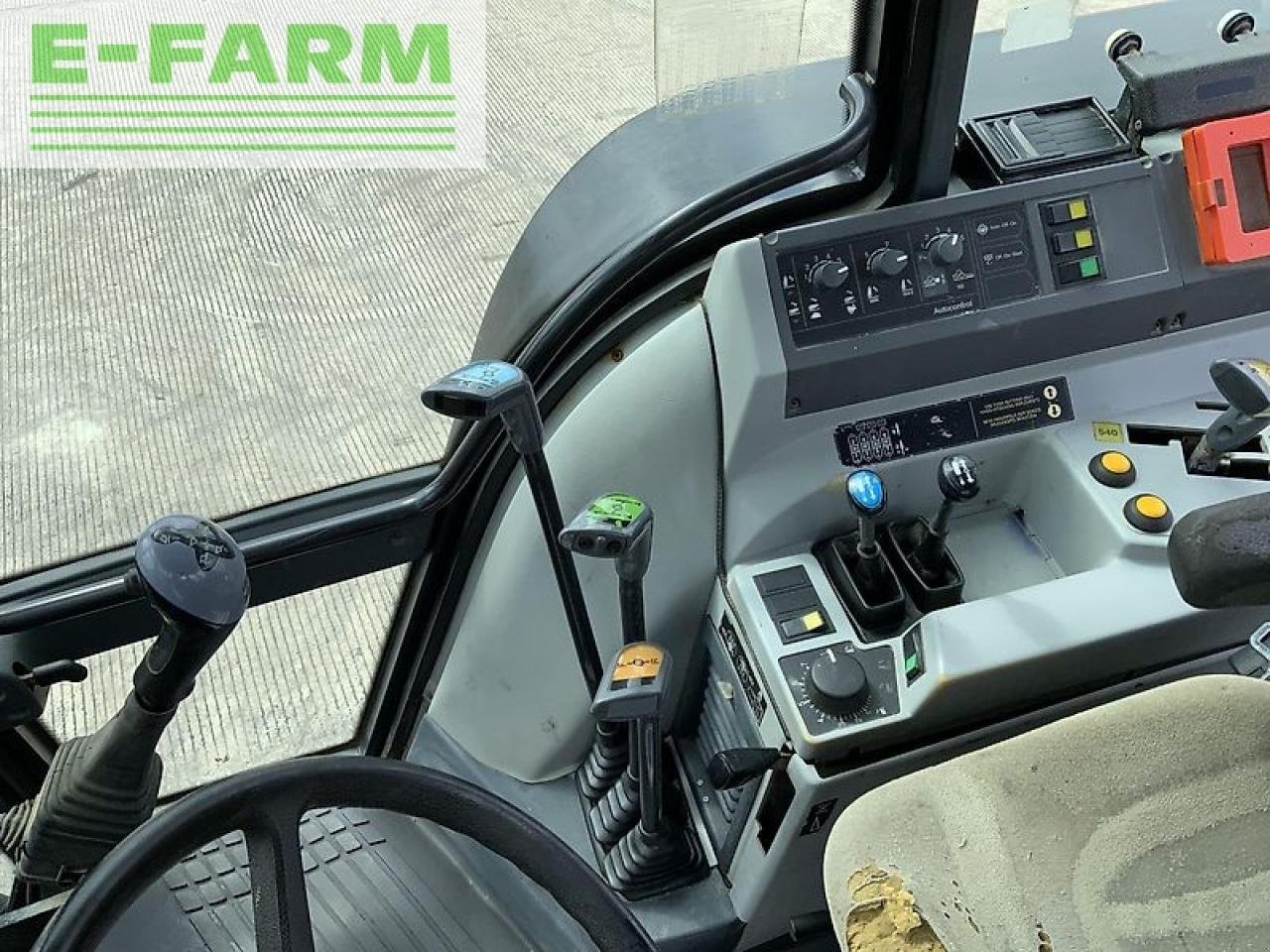Traktor des Typs Valmet 8100 twin track reverse drive tractor, Gebrauchtmaschine in SHAFTESBURY (Bild 23)
