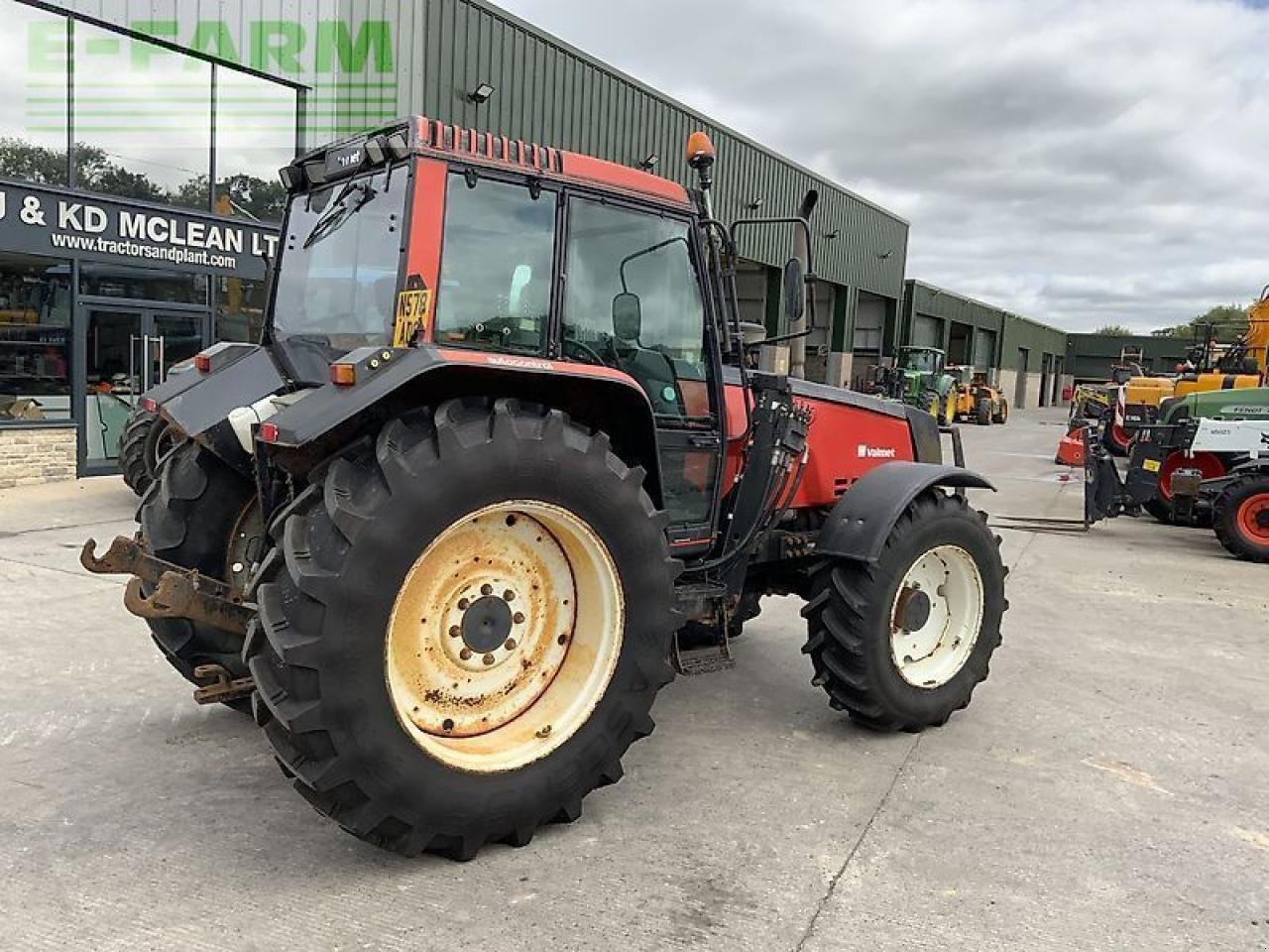 Traktor of the type Valmet 8100 twin track reverse drive tractor, Gebrauchtmaschine in SHAFTESBURY (Picture 9)