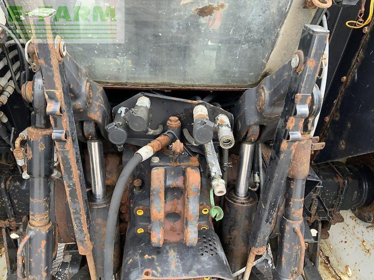 Traktor of the type Valmet 8100 twin track reverse drive tractor, Gebrauchtmaschine in SHAFTESBURY (Picture 16)