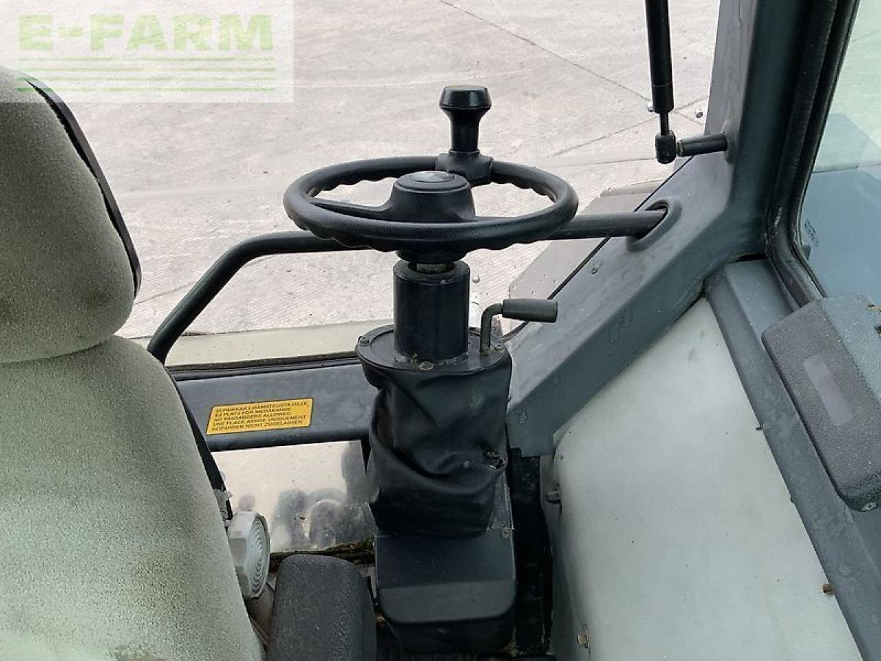 Traktor of the type Valmet 8100 twin track reverse drive tractor, Gebrauchtmaschine in SHAFTESBURY (Picture 18)