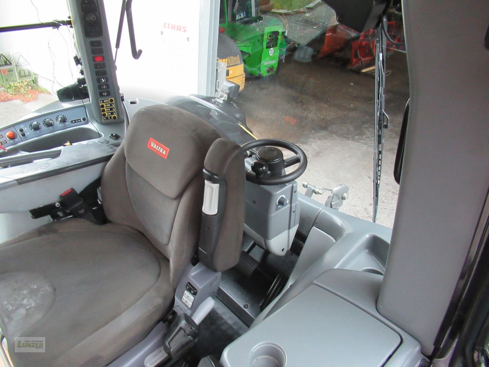 Traktor des Typs Valtra 374, Gebrauchtmaschine in Kaumberg (Bild 5)