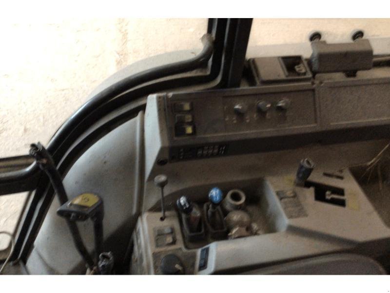 Traktor типа Valtra 6400, Gebrauchtmaschine в Wargnies Le Grand (Фотография 5)