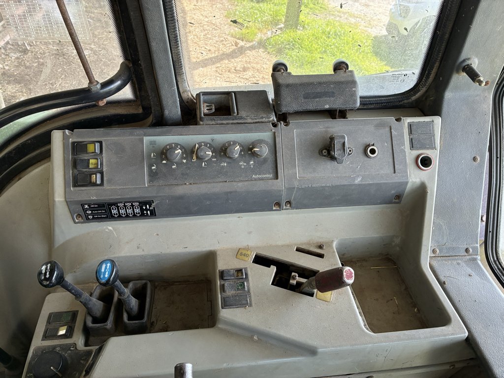 Traktor от тип Valtra 8000, Gebrauchtmaschine в Calmont (Снимка 7)