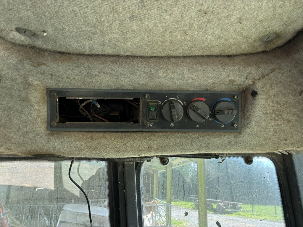 Traktor от тип Valtra 8000, Gebrauchtmaschine в Calmont (Снимка 9)