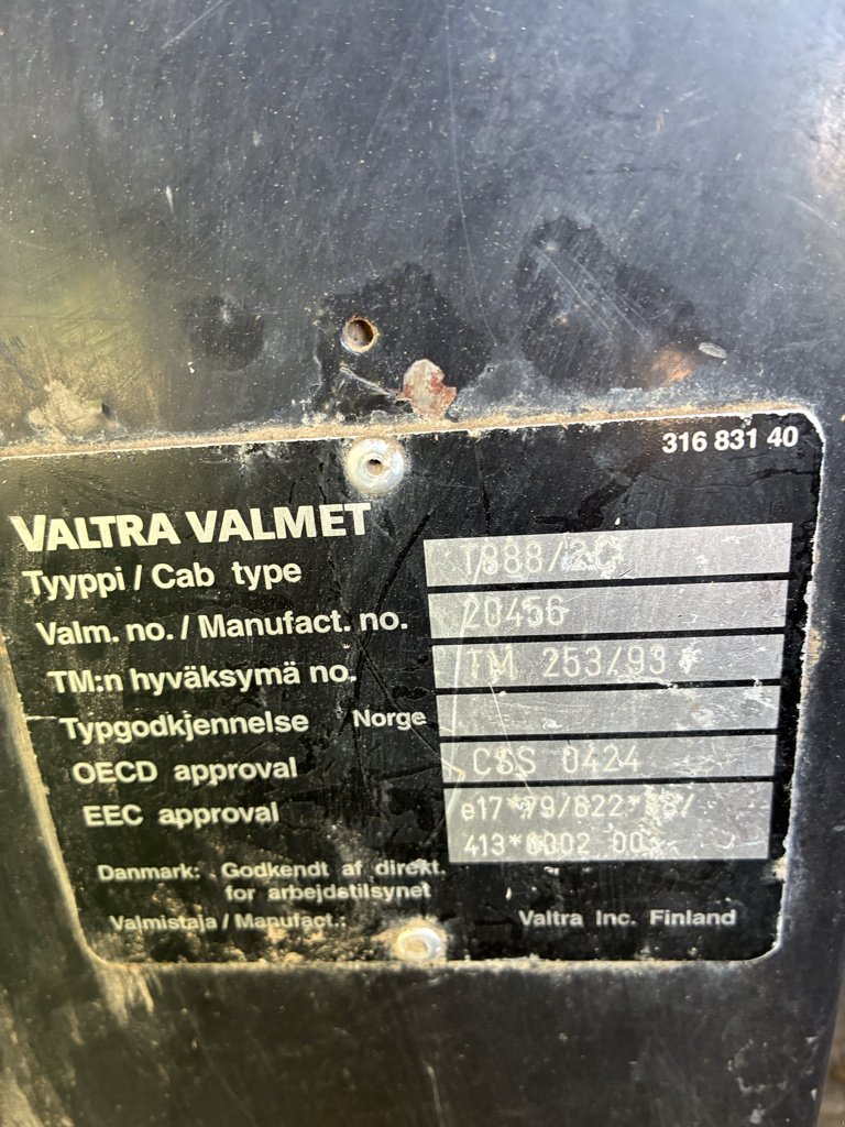 Traktor от тип Valtra 8000, Gebrauchtmaschine в Calmont (Снимка 11)