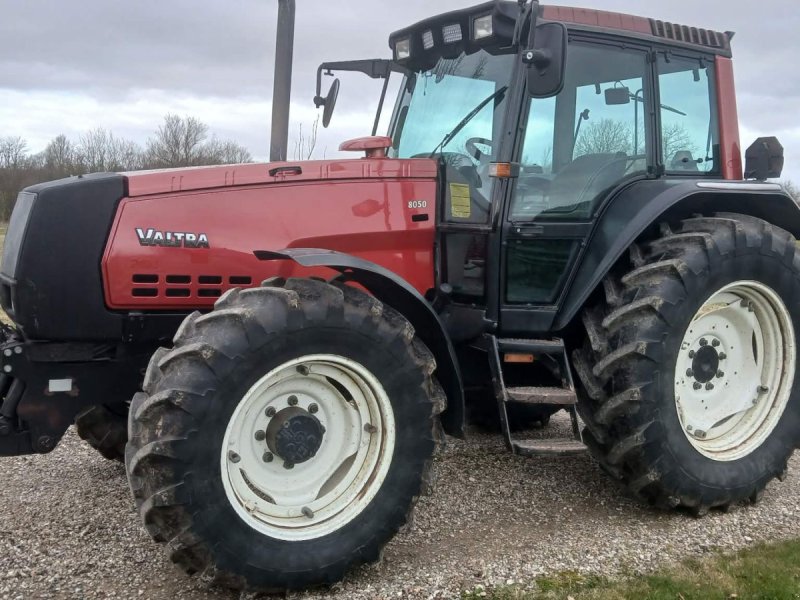 Traktor от тип Valtra 8050 HiTech med frontlift og nye dæk., Gebrauchtmaschine в Vejle (Снимка 1)