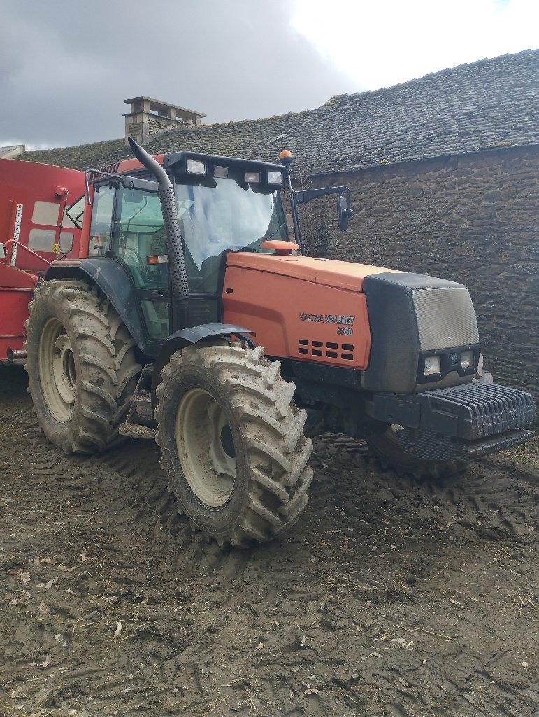 Traktor του τύπου Valtra 8050 HITECH, Gebrauchtmaschine σε Calmont (Φωτογραφία 7)