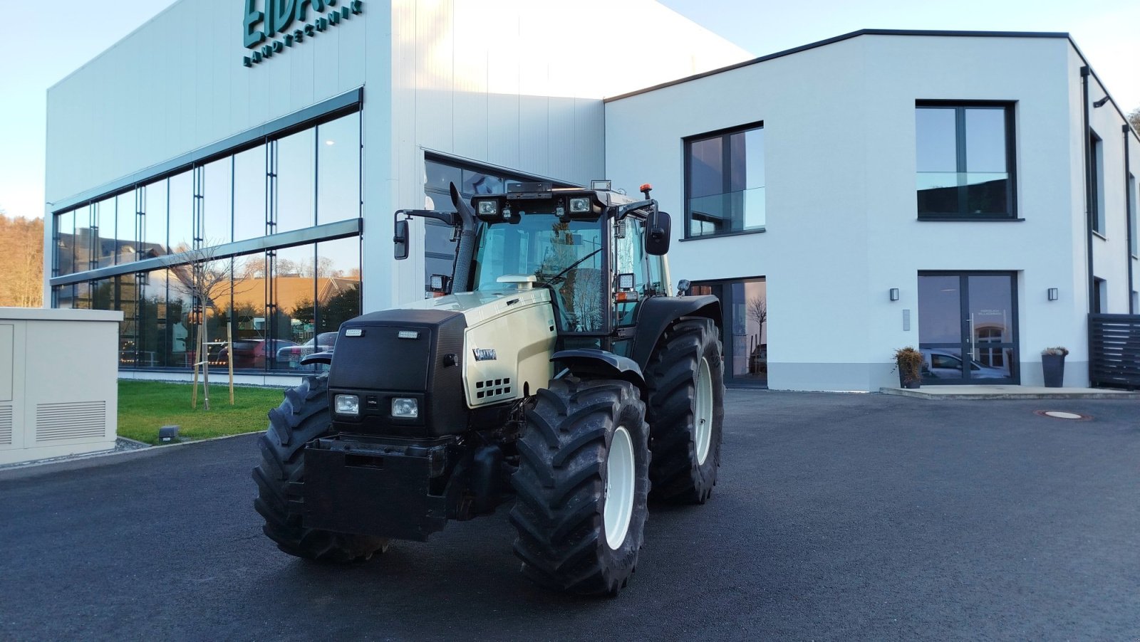 Traktor typu Valtra 8050, Gebrauchtmaschine w Lößnitz  (Zdjęcie 5)