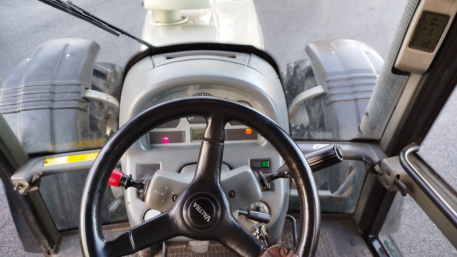 Traktor typu Valtra 8050, Gebrauchtmaschine w Lößnitz  (Zdjęcie 7)