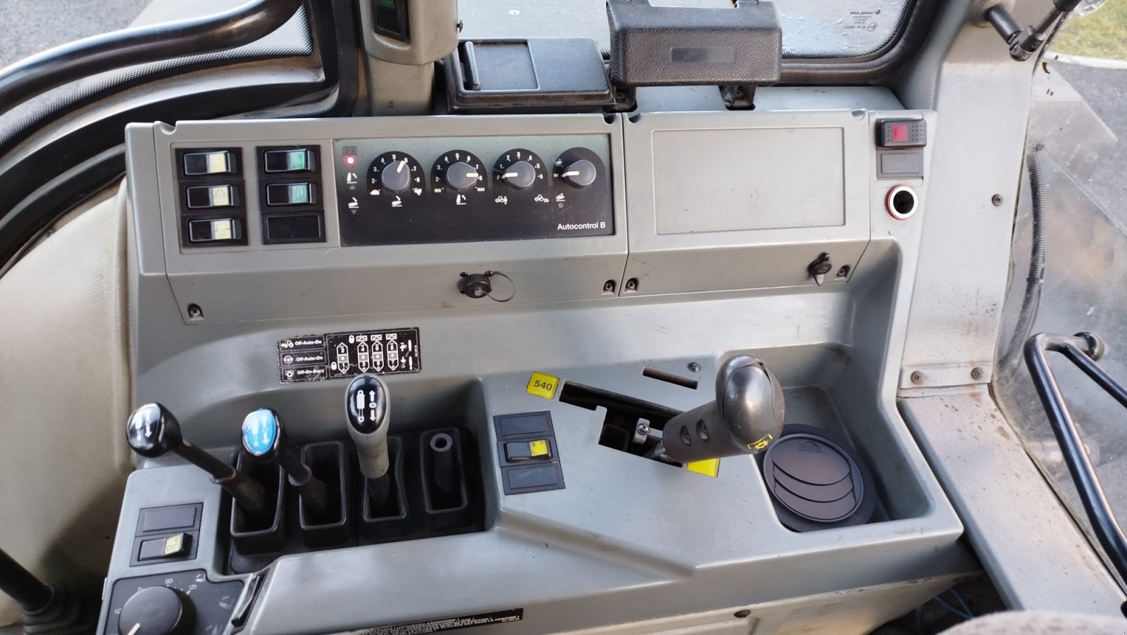 Traktor typu Valtra 8050, Gebrauchtmaschine w Lößnitz  (Zdjęcie 10)