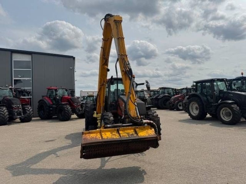 Traktor typu Valtra 8150 hitech met Bos maaiarm met klepelmaaier, Gebrauchtmaschine v Marknesse (Obrázok 5)