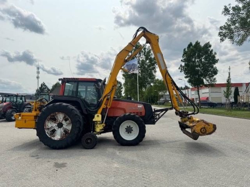 Traktor typu Valtra 8150 hitech met Bos maaiarm met klepelmaaier, Gebrauchtmaschine v Marknesse (Obrázok 9)